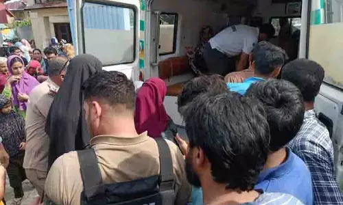 Handwara: धार्मिक सभा में मकान गिरा, दो दर्जन महिलाएं घायल Handwara: धार्मिक सभा में मकान गिरा, दो दर्जन महिलाएं घायल
