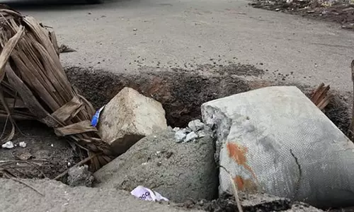 गड्ढे और राजनीति! किसे दोष दें? गड्ढे और राजनीति! किसे दोष दें?