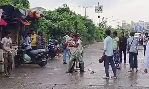 Santragachi station के सामने टोटो-बाइक चालकों में झड़प