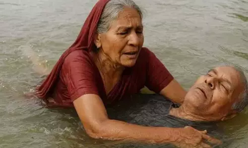 72 वर्षीय श्रीदेवी का साहस और प्रेम बना मिसाल, पति को बचाने के लिए नहर में कूदी 72 वर्षीय श्रीदेवी का साहस और प्रेम बना मिसाल, पति को बचाने के लिए नहर में कूदी
