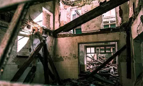 Thane : मुंब्रा के दरगा चॉल में दो पुराने मकान ढहे, कोई हताहत नहीं