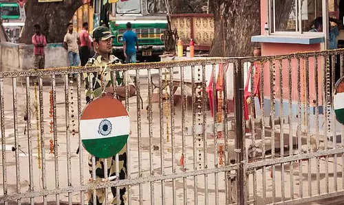 पूर्व बांग्लादेशी पुलिसकर्मी को BSF ने भारत में घुसपैठ करते पकड़ा पूर्व बांग्लादेशी पुलिसकर्मी को BSF ने भारत में घुसपैठ करते पकड़ा