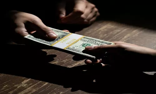 नकली दवा कारोबारी की रिश्वत सहित गिरफ्तारी, करोड़ों की दवाइयां जब्त