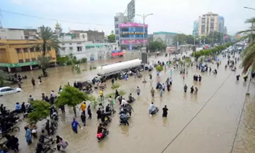 कराची में बाढ़ से उजागर हुई खराब शहरी प्रशासन और अव्यवस्थित गवर्नेंस