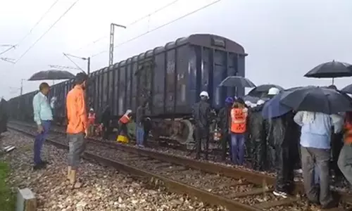 पनकी-मैथा रेलखंड के बीच मालगाड़ी दुर्घटनाग्रस्त, परिचालन बाधित