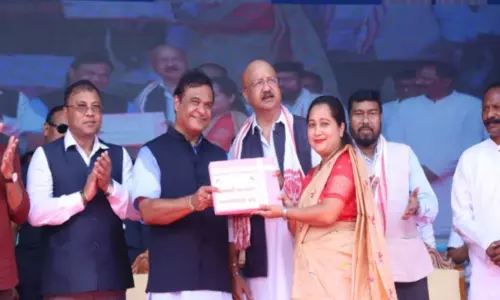 असम के CM ने MMMUA के तहत स्वयं सहायता समूहों के 18,370 सदस्यों को 10,000 रुपये के चेक वितरित किए