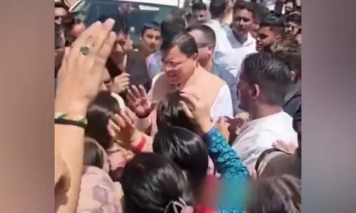 CM धामी ने थराली आपदा प्रभावित लोगों की समस्याएं सुनने के लिए अपना काफिला रोका CM धामी ने थराली आपदा प्रभावित लोगों की समस्याएं सुनने के लिए अपना काफिला रोका