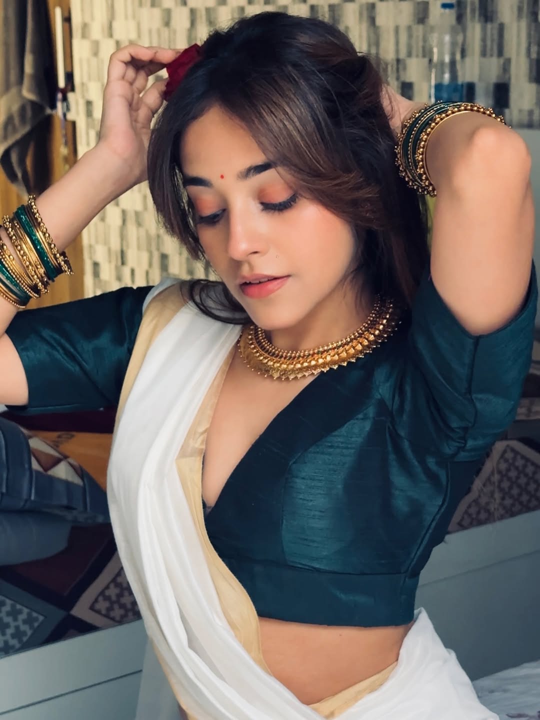 साड़ी में खूबसूरत लगी रिया वर्मा