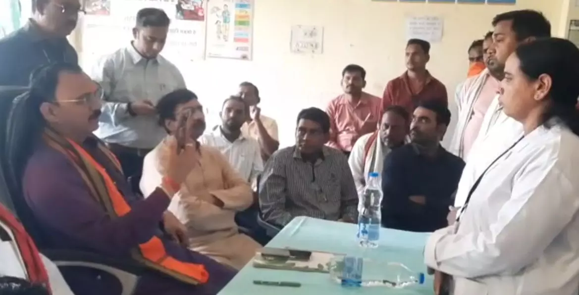 स्वास्थ्य मंत्री ने CMHO को सस्पेंड करने की चेतावनी दी, जांच मशीन को जल्द ठीक करने के दिए निर्देश स्वास्थ्य मंत्री ने CMHO को सस्पेंड करने की चेतावनी दी, जांच मशीन को जल्द ठीक करने के दिए निर्देश