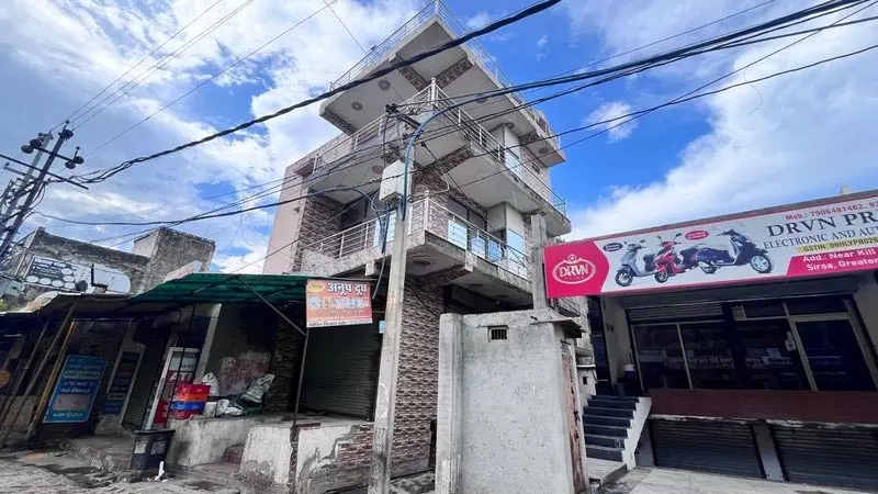 निक्की की हत्या के बाद ग्रेटर नोएडा के सिरसा गांव में सन्नाटा पसरा निक्की की हत्या के बाद ग्रेटर नोएडा के सिरसा गांव में सन्नाटा पसरा