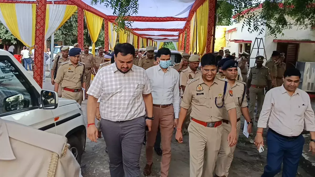 Ambedkar Nagar: राज्यपाल के स्वागत को लेकर प्रशासन मुस्तैद Ambedkar Nagar: राज्यपाल के स्वागत को लेकर प्रशासन मुस्तैद
