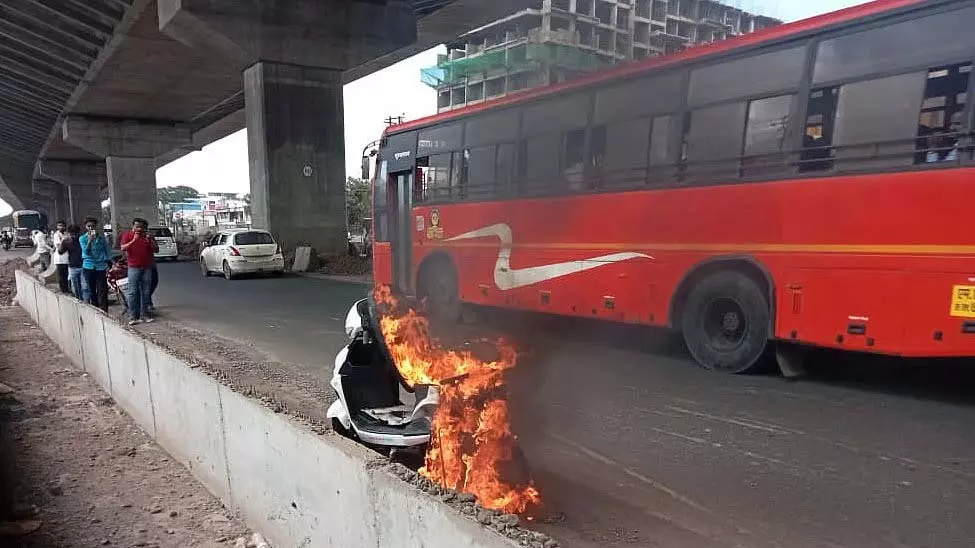 कराड के पास पुणे-बैंगलोर हाईवे पर इलेक्ट्रिक बाइक में लगी आग कराड के पास पुणे-बैंगलोर हाईवे पर इलेक्ट्रिक बाइक में लगी आग