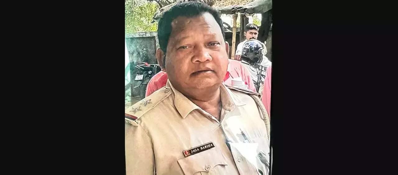 Odisha : विजिलेंस ने बारगढ़ में स्क्रैप डीलर से रिश्वत लेने के आरोप में सब-इंस्पेक्टर को गिरफ्तार Odisha : विजिलेंस ने बारगढ़ में स्क्रैप डीलर से रिश्वत लेने के आरोप में सब-इंस्पेक्टर को गिरफ्तार