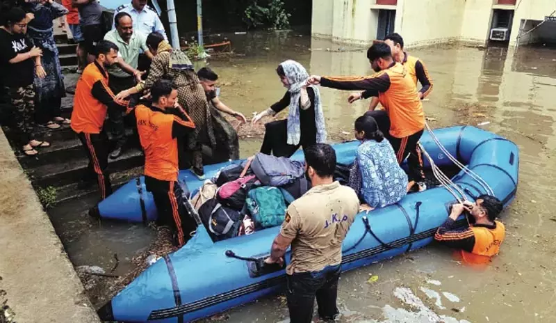 जम्मू, कठुआ, सांबा में मूसलाधार बारिश से जलस्रोत उफान पर जम्मू, कठुआ, सांबा में मूसलाधार बारिश से जलस्रोत उफान पर