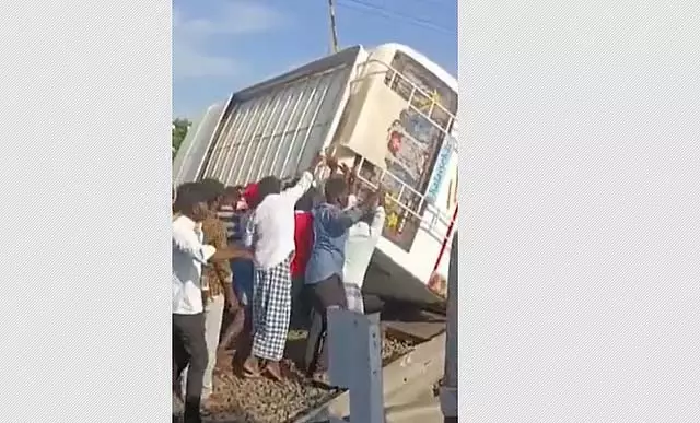 विरुधाचलम के पास पूवनूर रेलवे ट्रैक पर स्कूल वैन पलट गई 8 छात्र घायल विरुधाचलम के पास पूवनूर रेलवे ट्रैक पर स्कूल वैन पलट गई 8 छात्र घायल