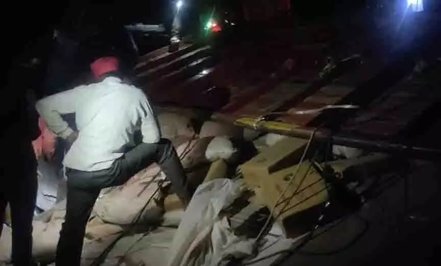 MP News: हाईवे पर पलटा ट्रक, 5 घंटे तक केबिन में जिंदगी और मौत से जूझता रहा ड्राइवर MP News: हाईवे पर पलटा ट्रक, 5 घंटे तक केबिन में जिंदगी और मौत से जूझता रहा ड्राइवर