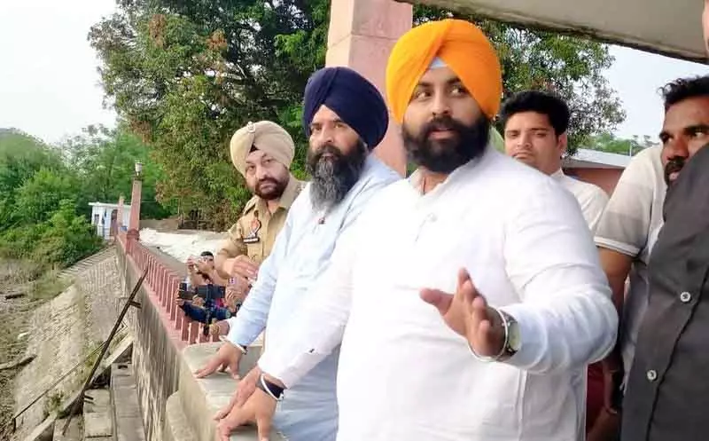 Punjab के स्कूल शिक्षक ने तबादलों में विसंगतियों का आरोप लगाया, हरजोत बैंस ने आरोप खारिज किया Punjab के स्कूल शिक्षक ने तबादलों में विसंगतियों का आरोप लगाया, हरजोत बैंस ने आरोप खारिज किया