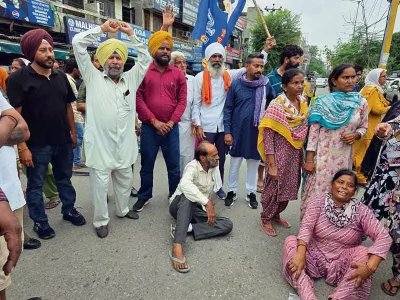 Amritsar: नशीले पदार्थों की तस्करी के आरोप में गिरफ्तार व्यक्ति की अस्पताल में मौत Amritsar: नशीले पदार्थों की तस्करी के आरोप में गिरफ्तार व्यक्ति की अस्पताल में मौत