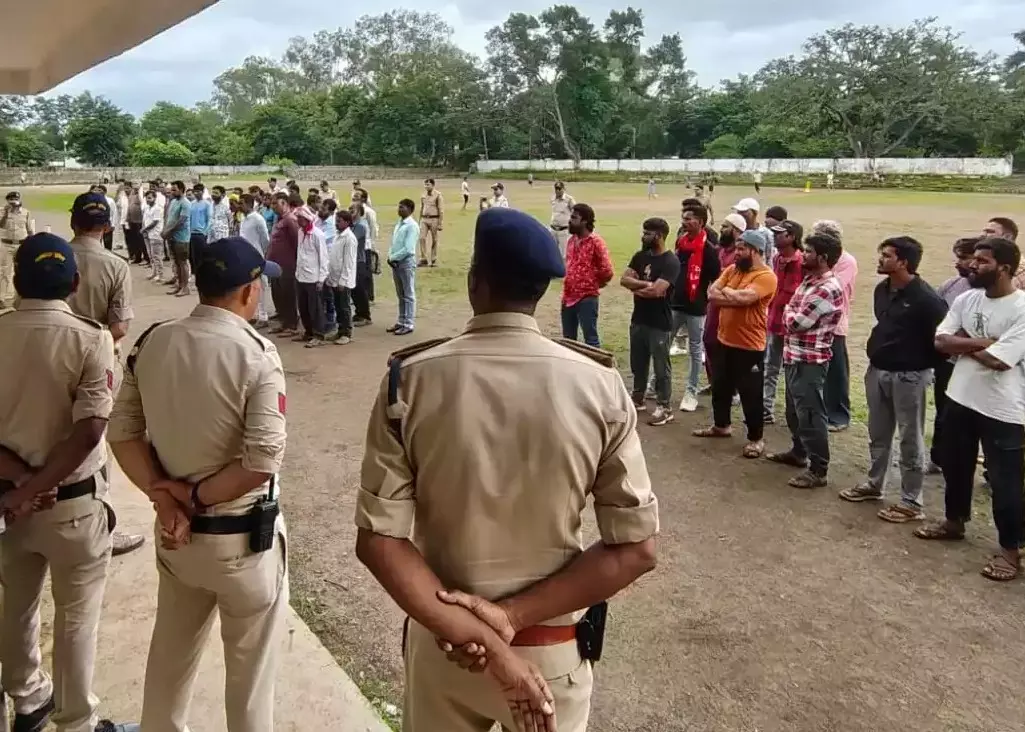 Seoni: सिवनी पुलिस ने अपराधियों को कराया सार्वजनिक प्रदर्शन Seoni: सिवनी पुलिस ने अपराधियों को कराया सार्वजनिक प्रदर्शन