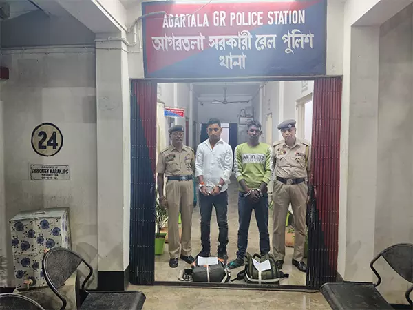 Agartala रेलवे स्टेशन पर 8.45 किलोग्राम गांजा के साथ 2 लोग गिरफ्तार Agartala रेलवे स्टेशन पर 8.45 किलोग्राम गांजा के साथ 2 लोग गिरफ्तार