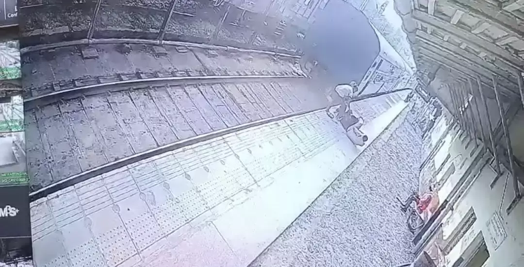 Firozabad: यात्री को मौत के मुंह से खींच लाया आरपीएफ जवान Firozabad: यात्री को मौत के मुंह से खींच लाया आरपीएफ जवान