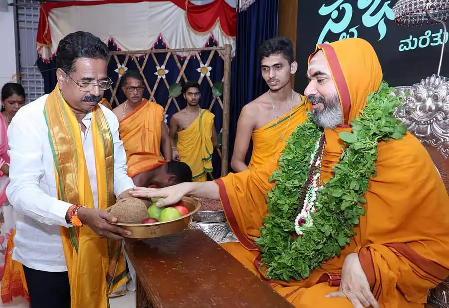 अपनी मातृभाषा की उपेक्षा करना अपनी माँ का अपमान करने के समान है: राघवेश्वर भारती स्वामीजी अपनी मातृभाषा की उपेक्षा करना अपनी माँ का अपमान करने के समान है: राघवेश्वर भारती स्वामीजी