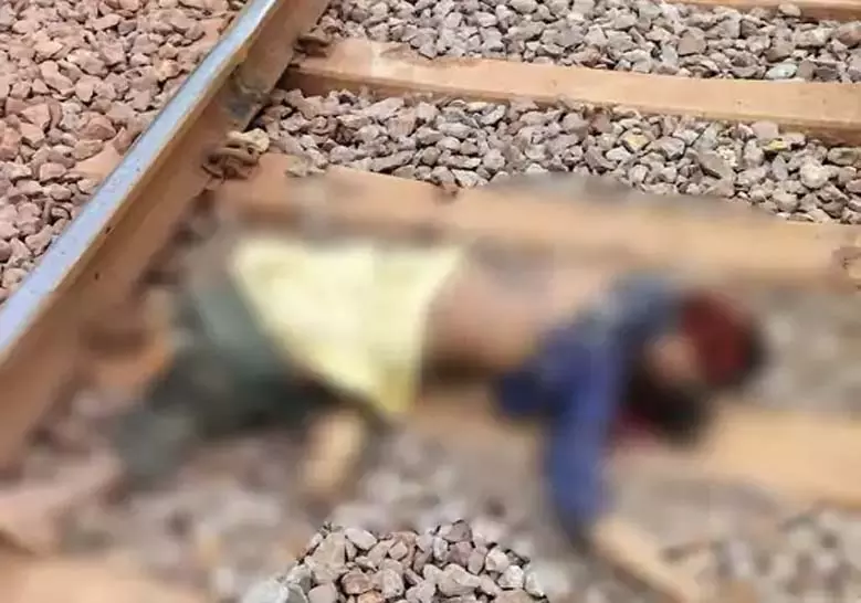 मालगाड़ी के सामने कूदकर युवक ने दी जान, हाथ पर लिखे नाम से हो रही शिनाख्त मालगाड़ी के सामने कूदकर युवक ने दी जान, हाथ पर लिखे नाम से हो रही शिनाख्त