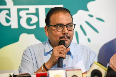 घुसपैठियों के लिए गिरिराज सिंह भी जिम्मेदार: मनोज झा घुसपैठियों के लिए गिरिराज सिंह भी जिम्मेदार: मनोज झा