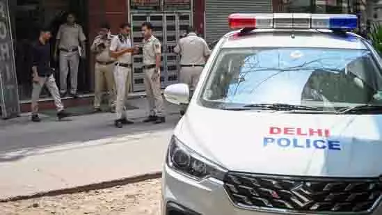 Delhi: नाबालिग लड़की से बलात्कार के आरोप में एक व्यक्ति गिरफ्तार Delhi: नाबालिग लड़की से बलात्कार के आरोप में एक व्यक्ति गिरफ्तार