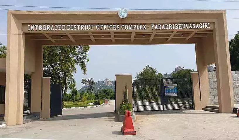 Telangana: ठेकेदार ने लंबित बिलों को लेकर भोंगिर कलेक्ट्रेट पर किया विरोध प्रदर्शन Telangana: ठेकेदार ने लंबित बिलों को लेकर भोंगिर कलेक्ट्रेट पर किया विरोध प्रदर्शन