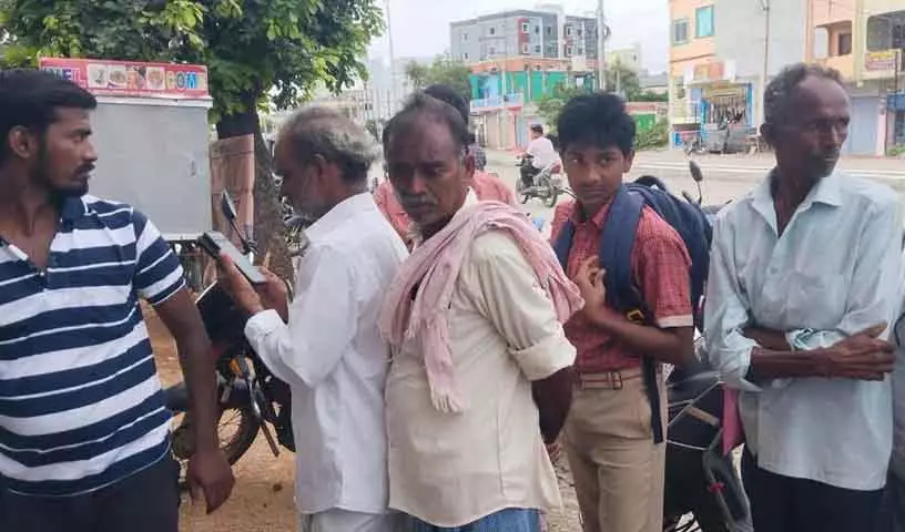 Nalgonda और सूर्यपेट में यूरिया की कमी के कारण स्कूली बच्चों को कतारों में लगना पड़ा Nalgonda और सूर्यपेट में यूरिया की कमी के कारण स्कूली बच्चों को कतारों में लगना पड़ा