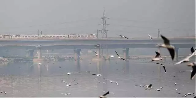 Delhi : बहन से वीडियो कॉल करते हुए युवक ने यमुना ब्रिज से लगाई छलांग Delhi : बहन से वीडियो कॉल करते हुए युवक ने यमुना ब्रिज से लगाई छलांग
