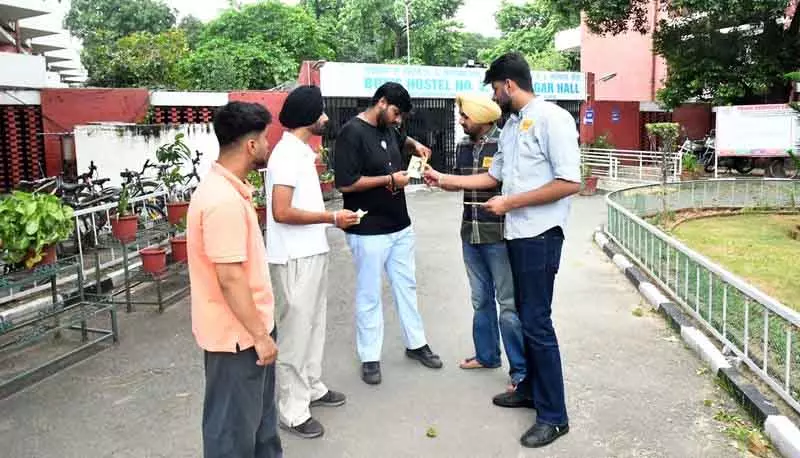 Panjab University में छात्र समूहों ने छात्रावासों में प्रचार तेज किया Panjab University में छात्र समूहों ने छात्रावासों में प्रचार तेज किया