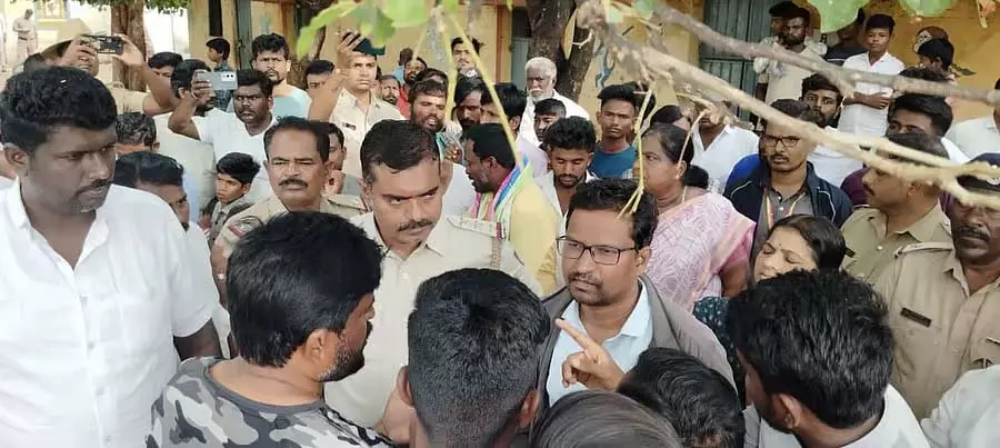 Karatagi : सरकारी स्कूल की जमीन पर अतिक्रमण हटाया गया Karatagi : सरकारी स्कूल की जमीन पर अतिक्रमण हटाया गया