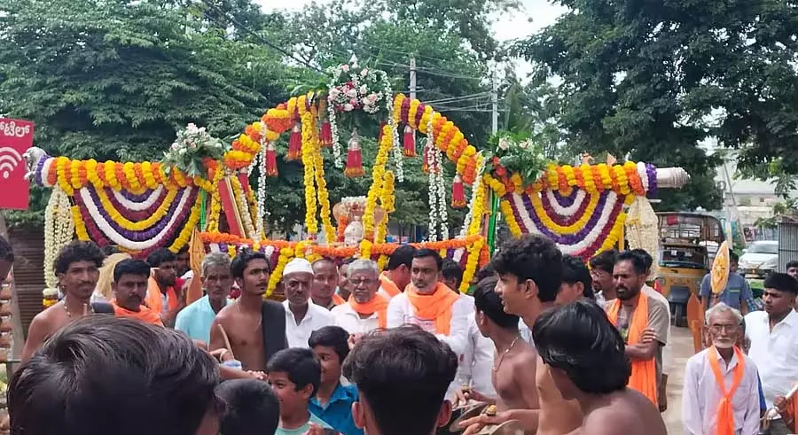 कुश्तगी: अडापल्लक्की महोत्सव, प्रकाश रथ महोत्सव उत्सव कुश्तगी: अडापल्लक्की महोत्सव, प्रकाश रथ महोत्सव उत्सव