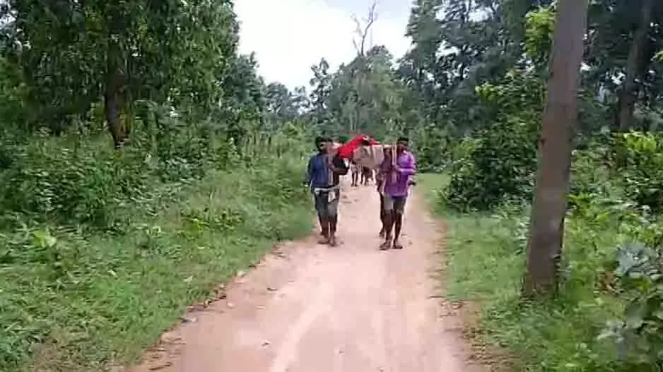 Odisha: एक परिवार शव के साथ 2 किलोमीटर पैदल चलने को मजबूर Odisha: एक परिवार शव के साथ 2 किलोमीटर पैदल चलने को मजबूर