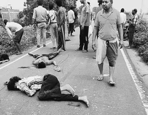 बाइक और कार में जोरदार टक्कर, चार युवकों की मौत बाइक और कार में जोरदार टक्कर, चार युवकों की मौत