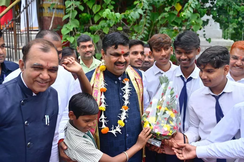 कैबिनेट मंत्री गजेंद्र यादव ने दूधाधारी मंदिर में किए श्रीराम दरबार के दर्शन कैबिनेट मंत्री गजेंद्र यादव ने दूधाधारी मंदिर में किए श्रीराम दरबार के दर्शन