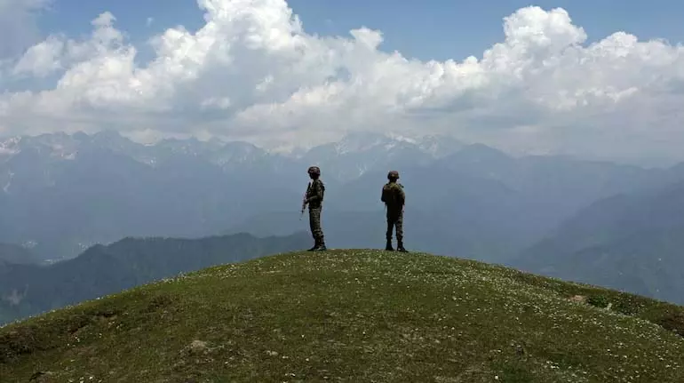 J&K के पुंछ में नियंत्रण रेखा के पास पाकिस्तानी ड्रोन देखे गए J&K के पुंछ में नियंत्रण रेखा के पास पाकिस्तानी ड्रोन देखे गए
