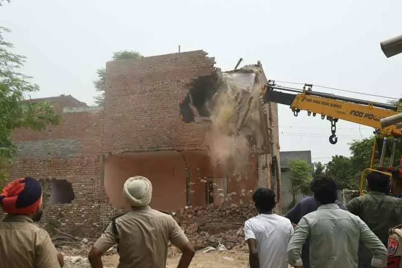 Jalandhar के गोपाल नगर में ड्रग तस्करों की अवैध संपत्ति ध्वस्त Jalandhar के गोपाल नगर में ड्रग तस्करों की अवैध संपत्ति ध्वस्त