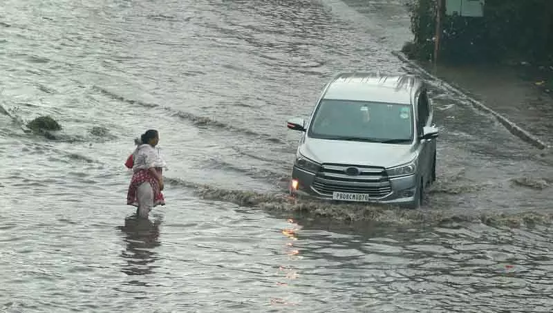 Jalandhar में भारी बारिश से जनजीवन अस्त-व्यस्त Jalandhar में भारी बारिश से जनजीवन अस्त-व्यस्त