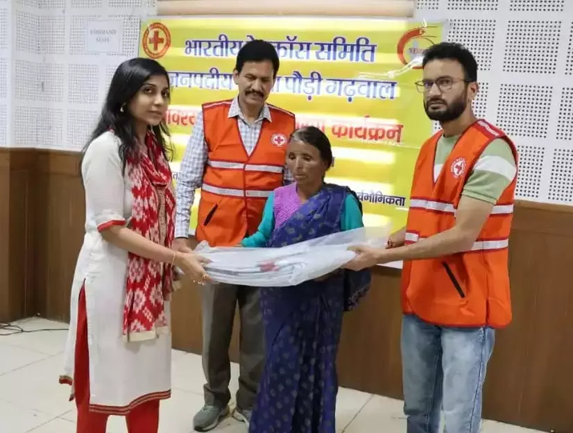 Pauri Garhwal: राहत सामग्री वितरण में रेडक्रॉस ने निभाया योगदान Pauri Garhwal: राहत सामग्री वितरण में रेडक्रॉस ने निभाया योगदान