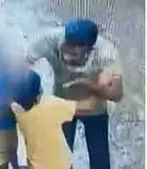 Guna: बच्ची के साथ चोरी की कोशिश, वीडियो वायरल Guna: बच्ची के साथ चोरी की कोशिश, वीडियो वायरल