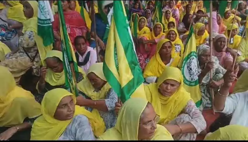 भीगी हुई लेकिन दृढ़, समराला की Jeet Rally में महिलाएं डटी रहीं भीगी हुई लेकिन दृढ़, समराला की Jeet Rally में महिलाएं डटी रहीं