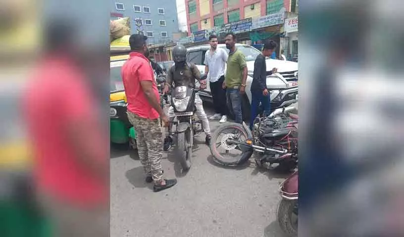 Bandlaguda में रोड रेज की घटना में दो बाइक सवारों की पिटाई Bandlaguda में रोड रेज की घटना में दो बाइक सवारों की पिटाई