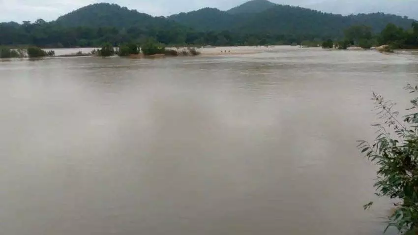 इंद्रावती नदी पार करते वक्त नाव पलटने से दो छात्र डूबे, तलाश जारी इंद्रावती नदी पार करते वक्त नाव पलटने से दो छात्र डूबे, तलाश जारी