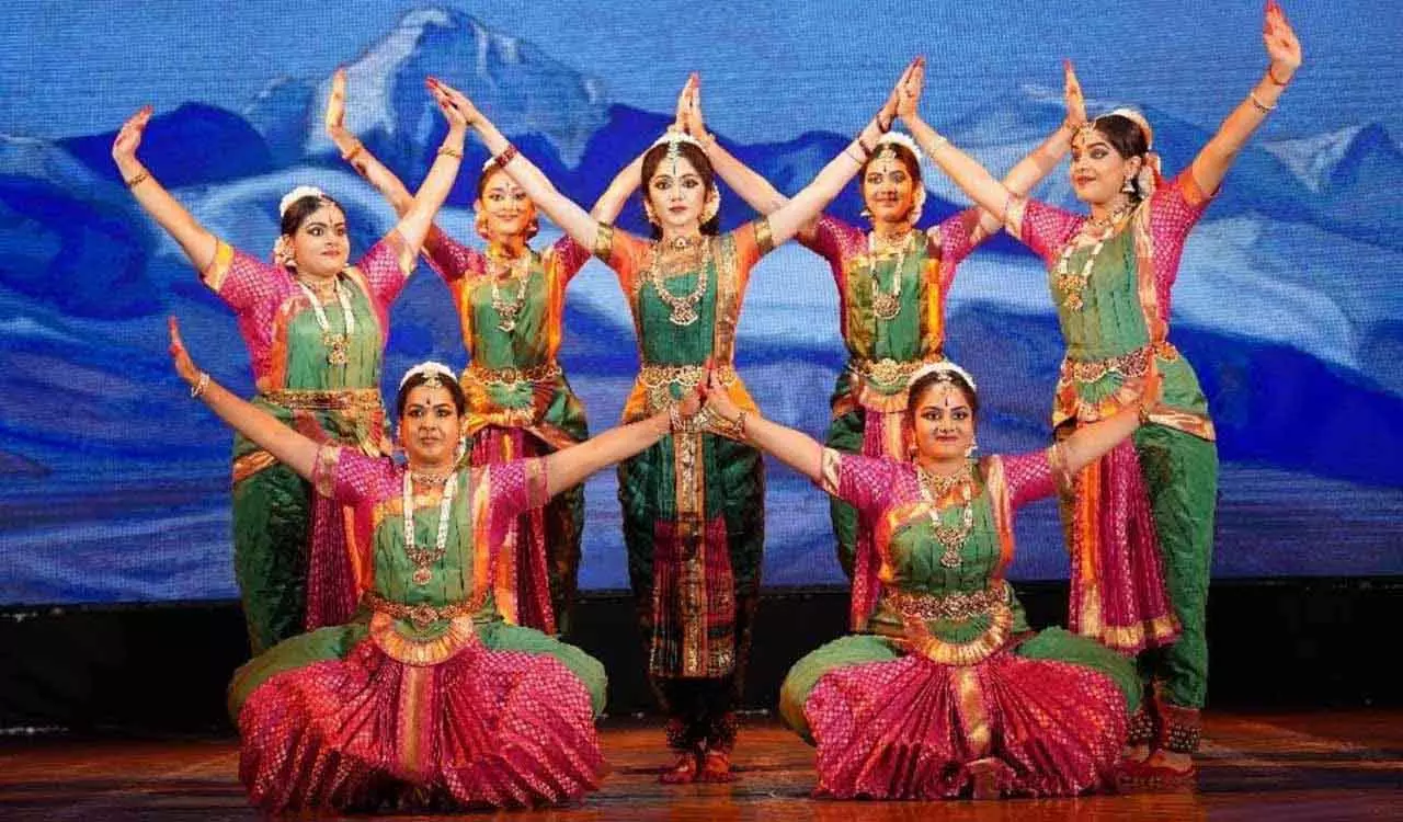 Telangana संगीत नाटक अकादमी ने रवींद्र भारती में नृत्य और नाटक की सांस्कृतिक संध्या का आयोजन किया Telangana संगीत नाटक अकादमी ने रवींद्र भारती में नृत्य और नाटक की सांस्कृतिक संध्या का आयोजन किया