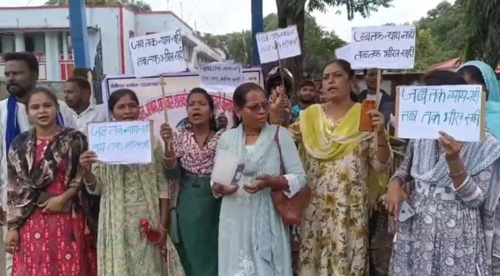 11 साल से नियमितिकरण नहीं, बस्तर में चतुर्थ वर्ग कर्मचारी हड़ताल पर 11 साल से नियमितिकरण नहीं, बस्तर में चतुर्थ वर्ग कर्मचारी हड़ताल पर