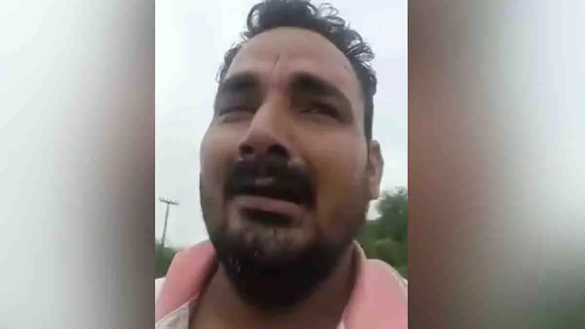 अलीगढ़ में पति ने FB लाइव पर खाया ज़हर, पत्नी प्रेमी संग फरार अलीगढ़ में पति ने FB लाइव पर खाया ज़हर, पत्नी प्रेमी संग फरार