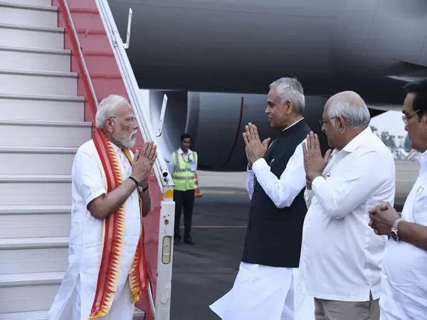 अहमदाबाद में PM मोदी का स्वागत, 5,400 करोड़ की परियोजनाओं का शुभारंभ करेंगे अहमदाबाद में PM मोदी का स्वागत, 5,400 करोड़ की परियोजनाओं का शुभारंभ करेंगे